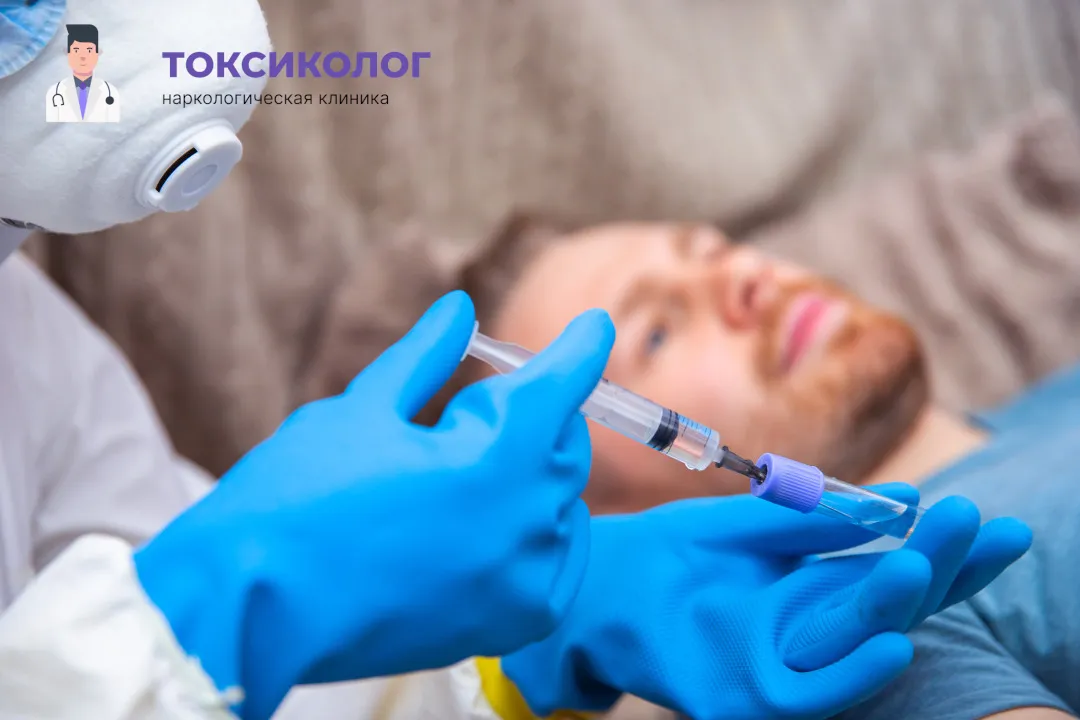 Врач берет анализы в процессе процедуры «Снятие ломки в Калининграде»